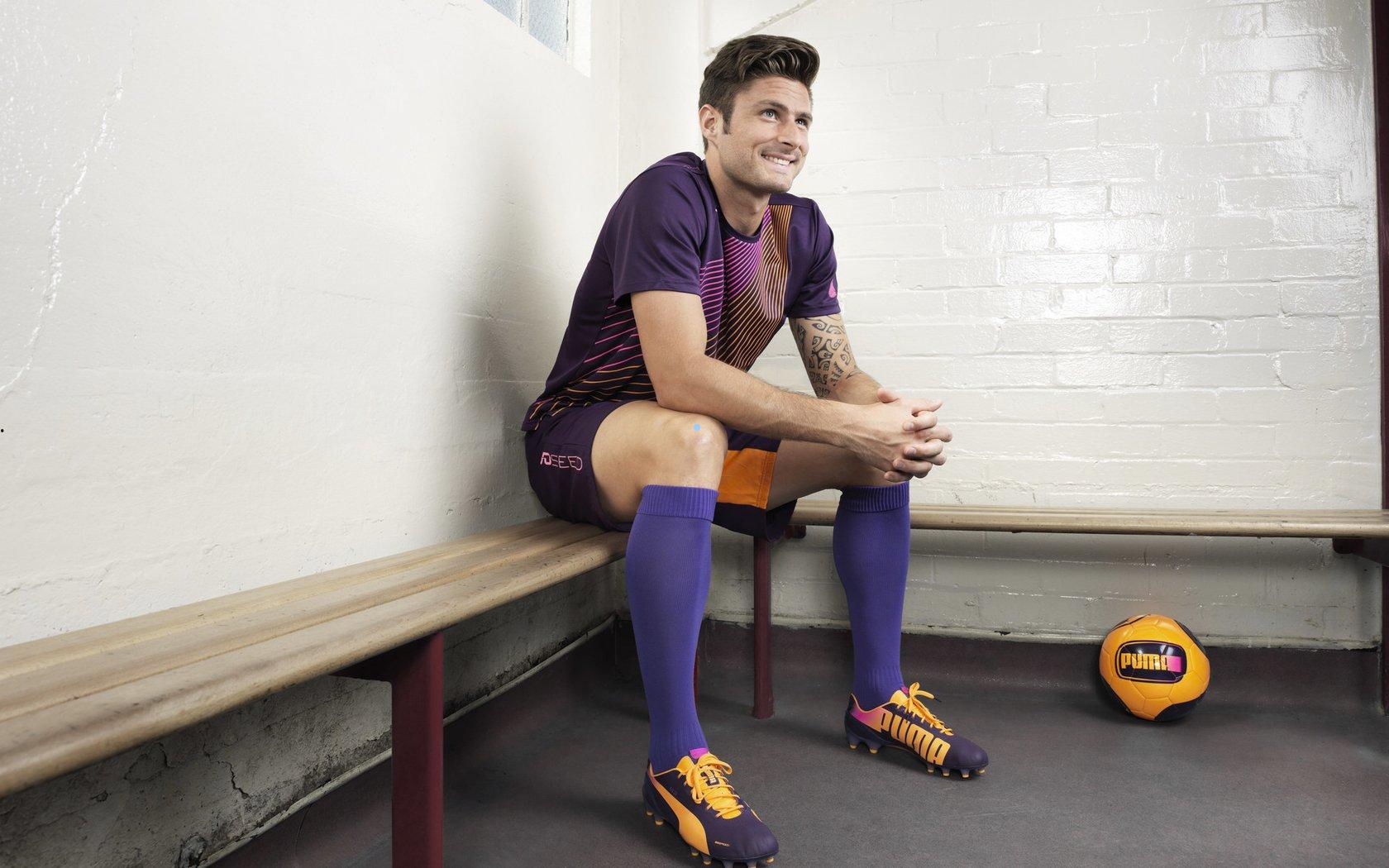 惨败0-8引爆高层怒火！国足主帅上任七月即遭解职，本土教练火速接手